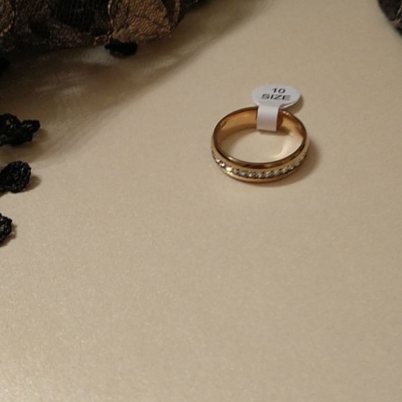 Gold and Crystal Band Ring! - Picture 4 of 7